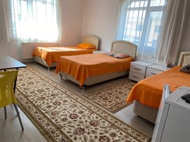 Turuncu K�z Pansiyonu - 3 Ki�ilik Oda