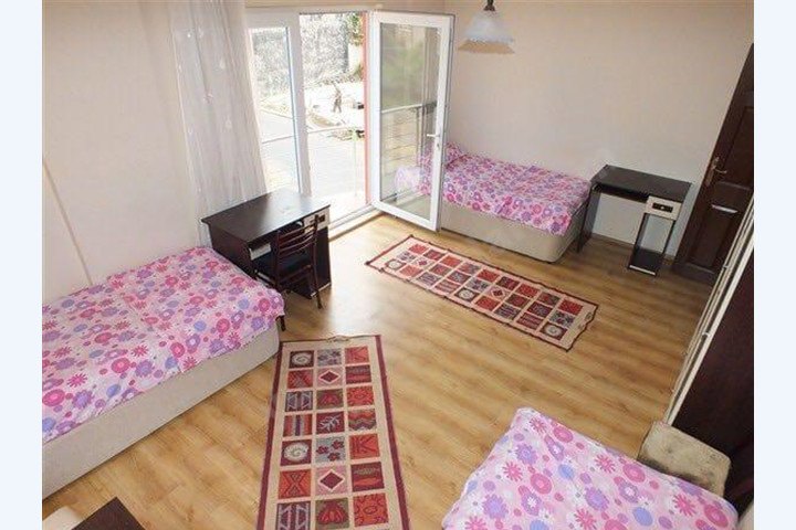 Menek�e Erkek ��renci Evi