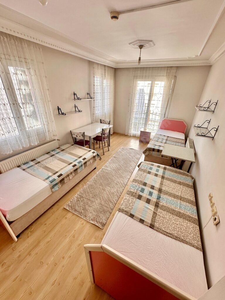 �zel Buca G�ven K�z Yurdu - 3 Ki�ilik Oda