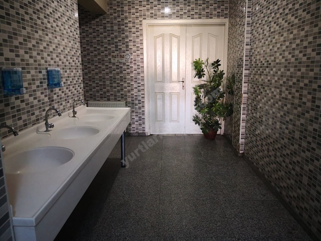 �nder �zmir Y�ksek��renim Erkek Yurdu - WC Banyo