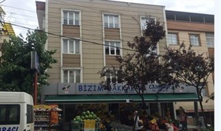 Can Erkek renci Apart