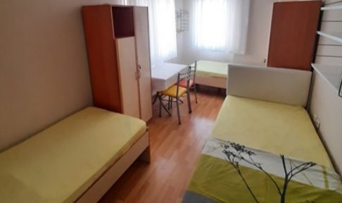 �zmir - Bornova, �zel Bornova Erkek ��renci Yurdu - 3 Ki�ilik Oda